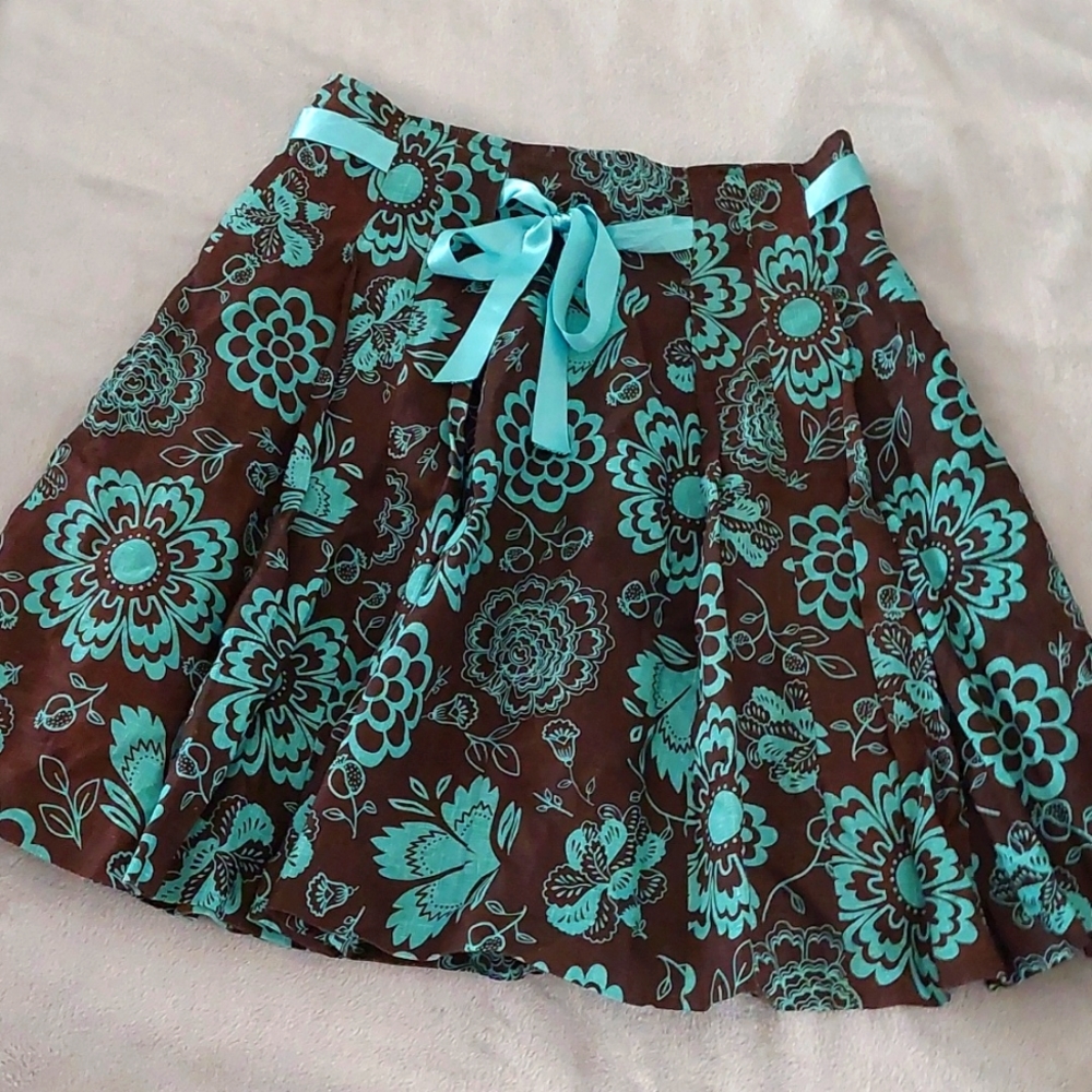 100% linen skirt with polyester lining.